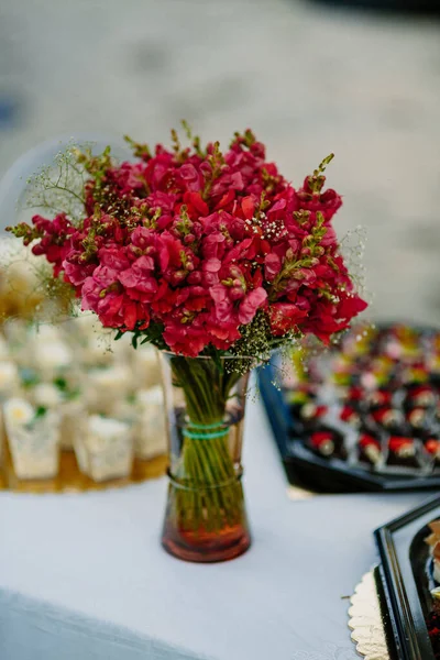 Pionowe Zbliżenie Ujęcie Bukietu Pięknych Kwiatów Freesia — Zdjęcie stockowe