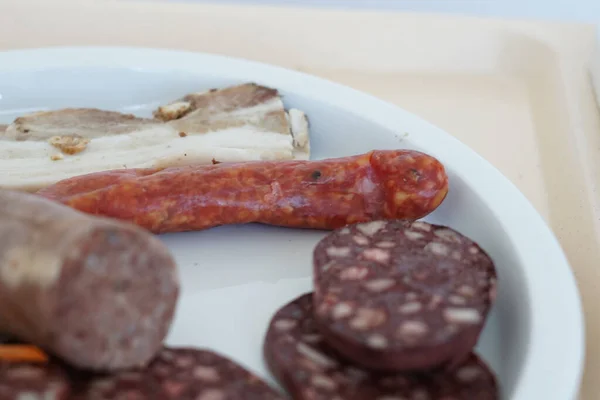 Primer Plano Chorizo Salchichas Plato Blanco — Foto de Stock