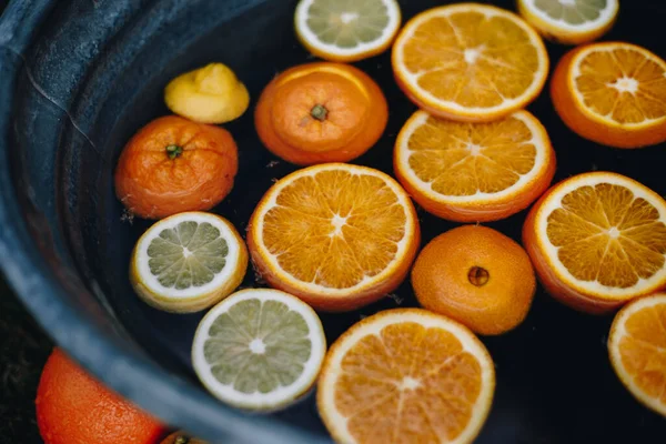 Egy Közeli Felvétel Felszeletelt Narancsokról Vízzel Teli Tartályban — Stock Fotó