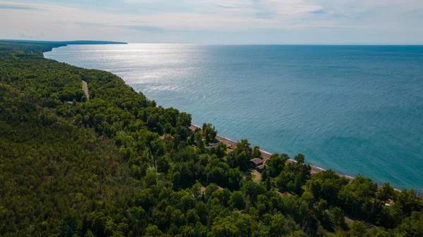 Flygfoto Över Havet Och Byggnader Vid Havet Omgivna Grönska — Stockfoto