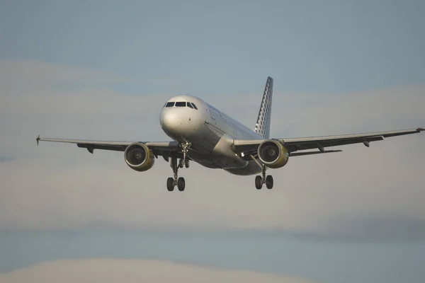 曇り空を飛ぶ飛行機のクローズアップ — ストック写真