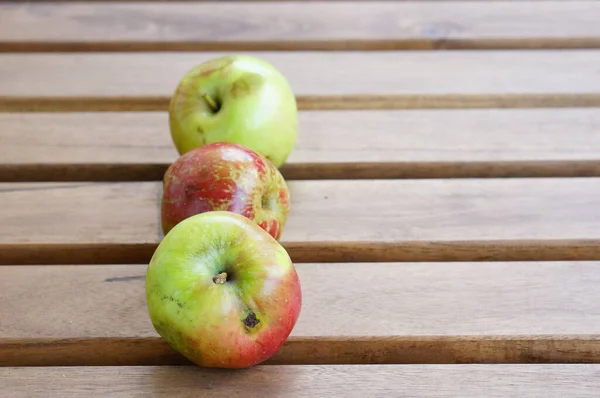 Drei Frische Äpfel Auf Einem Tisch — Stockfoto