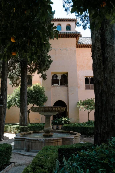 Disparo Vertical Una Fuente Agua Cerca Entrada Alhambra Granada España — Foto de Stock