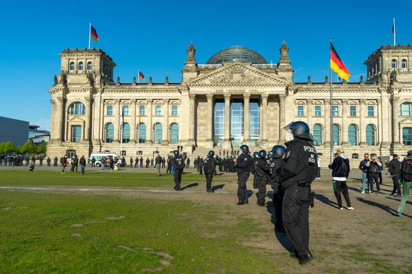 2020年5月1日 2020年5月1日 柏林示范与警察对抗Covid — 图库照片