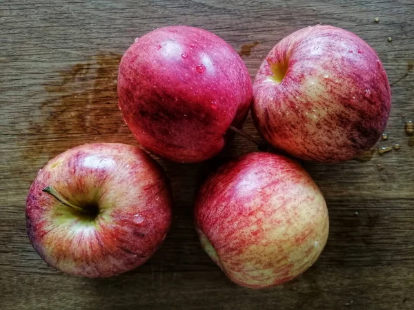 Eine Nahaufnahme Von Frischen Äpfeln Auf Einem Schneidebrett — Stockfoto