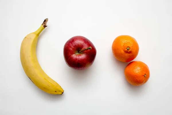 Close Frutas Incluindo Banana Maçã Tangerinas Fundo Branco — Fotografia de Stock