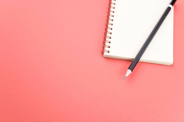 Een Close Van Een Notebook Een Potlood Geïsoleerd Een Roze — Stockfoto