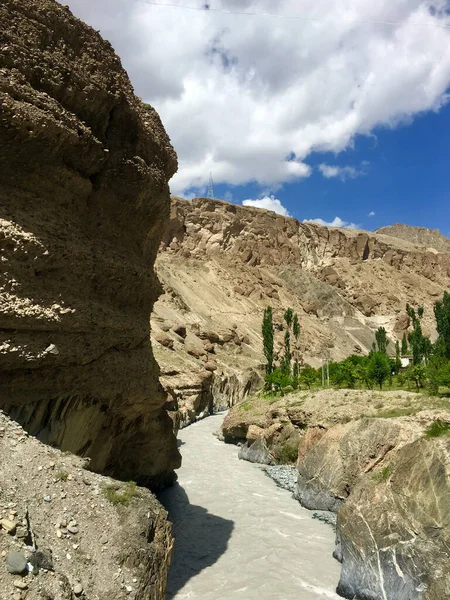 Disparo Vertical Río Fangoso Que Fluye Pie Las Montañas Desnudas — Foto de Stock