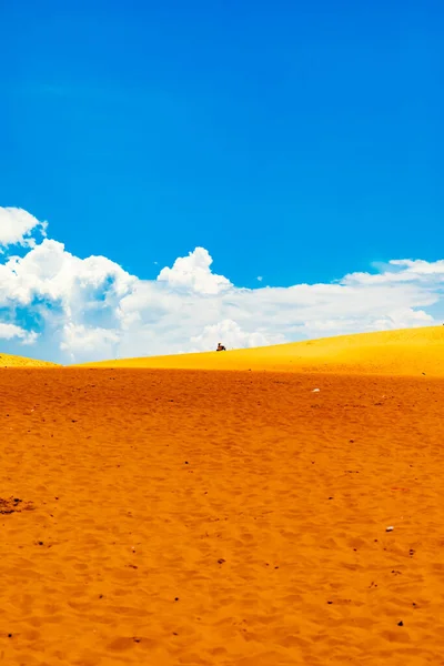 Plano Vertical Playa Arena Bajo Cielo Azul Nubes Blancas — Foto de Stock