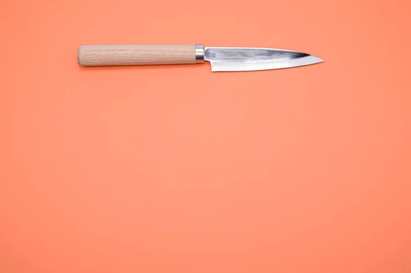 Крупный План Кухонного Ножа Коралловом Фоне — стоковое фото