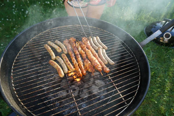 Primer Plano Salchichas Parrilla Carbón Barbacoa — Foto de Stock