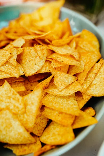 Een Verticaal Close Shot Van Chips Een Kom — Stockfoto