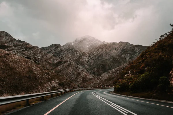 一条被高山环抱的柏油路 很适合贴墙纸 — 图库照片