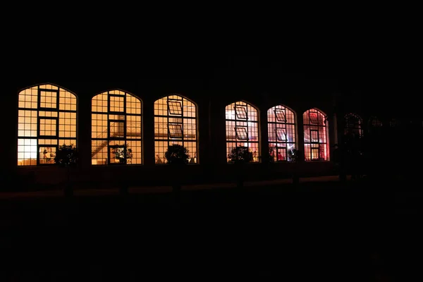 Geceleri Dışarıdaki Kemerli Pencereler Binanın Içindeki Renkli Şimşekler — Stok fotoğraf