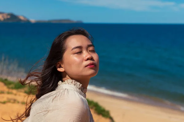 Close Uma Jovem Senhora Asiática Praia — Fotografia de Stock