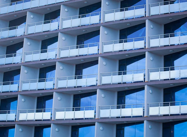 Nahaufnahme Eines Modernen Neubaus Mit Weißen Balkonen Und Blauen Glasfenstern — Stockfoto