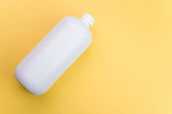 Een Close Shot Van Een Witte Plastic Container Een Geel — Stockfoto