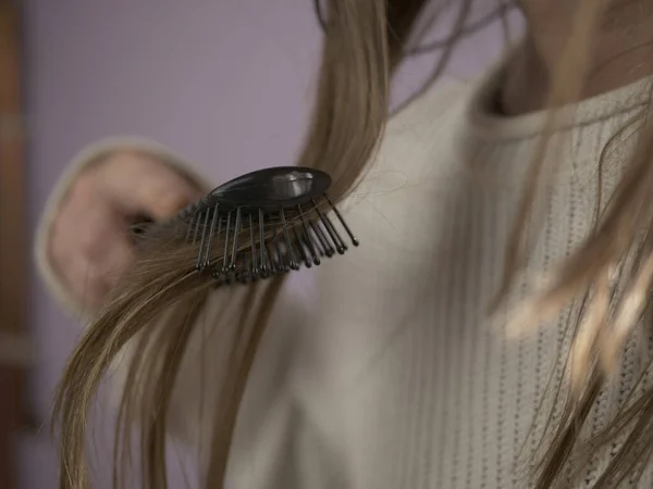Ένα Κοντινό Πλάνο Μιας Ξανθιάς Γυναίκας Που Χρησιμοποιεί Βούρτσα Μαλλιών — Φωτογραφία Αρχείου