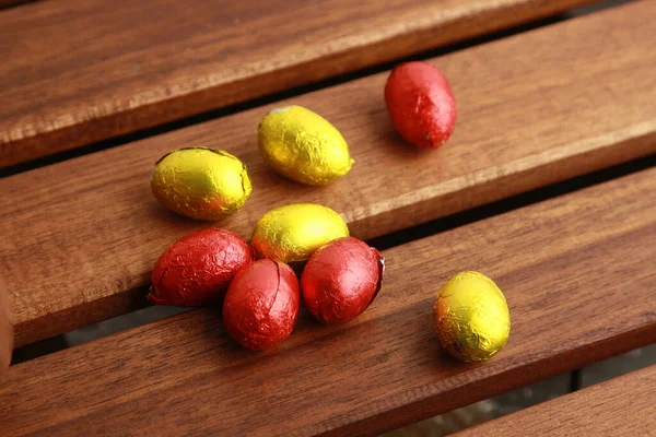 Primo Piano Piccole Uova Cioccolato Avvolte Una Superficie Legno — Foto Stock