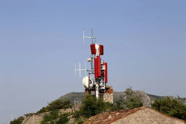 Ujęcie Zbliżeniowe Systemów Antenowych Telekomunikacji Niebieskim Niebem — Zdjęcie stockowe