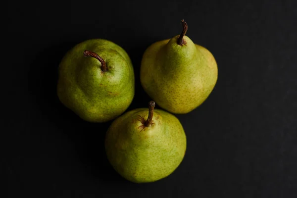 Eine Nahaufnahme Von Oben Fokusaufnahme Von Birnen Einer Dunklen Umgebung — Stockfoto