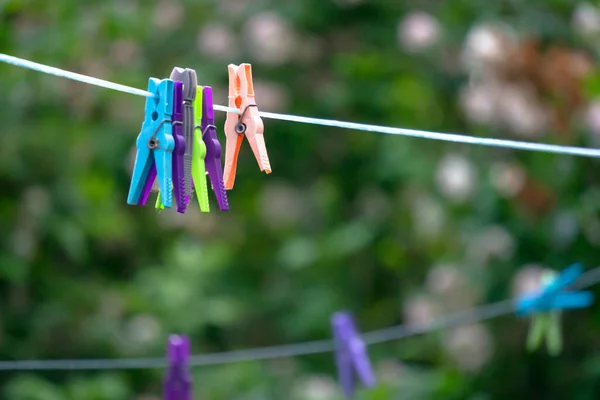 Een Close Van Kleurrijke Plastic Wasknijpers Een Touw Buiten Met — Stockfoto