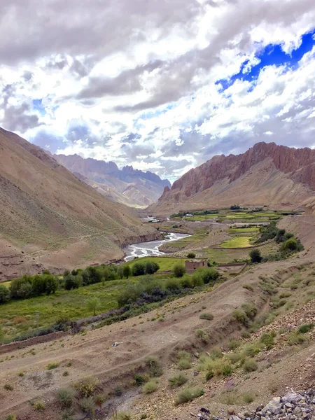 Vertical Shot Greenery Valley Surrounded Bare Mountains Ladakh India — Stock Photo, Image