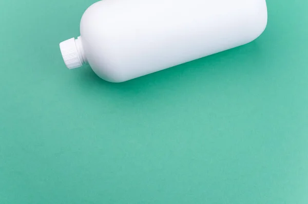 Een Close Shot Van Een Witte Plastic Container Een Groen — Stockfoto