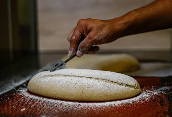 Eine Nahaufnahme Eines Kreisförmigen Frischen Teigs Der Fertig Gebacken Werden — Stockfoto