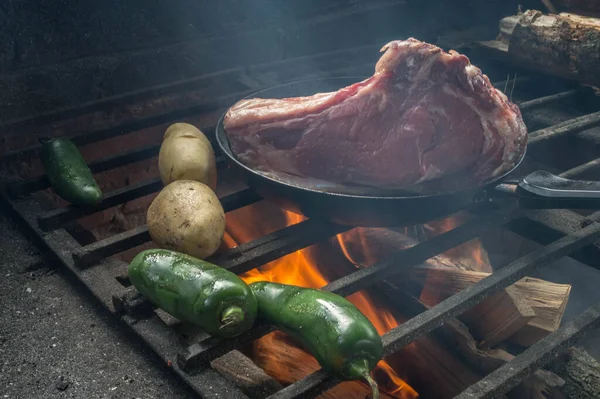 Piękne Ujęcie Procesu Grillowania Warzyw Mięsa — Zdjęcie stockowe