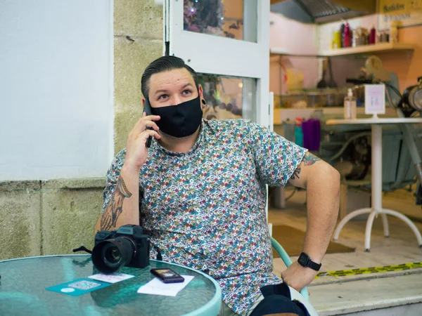 Hombre Con Una Máscara Médica Sentado Hablando Por Teléfono Café — Foto de Stock