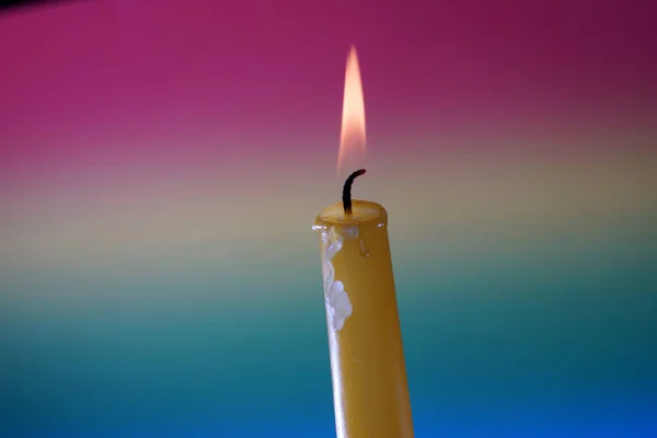 Ett Brinnande Ljus Färgglada Bakgrund — Stockfoto