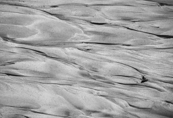 満潮後に形成された海砂の完璧な抽象的なパターン — ストック写真