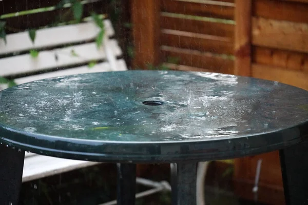 Селективный Снимок Мокрого Стола Дождем — стоковое фото