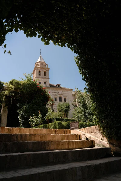 Een Verticaal Lage Hoek Opname Van Alhambra Palace Granada Spanje — Stockfoto