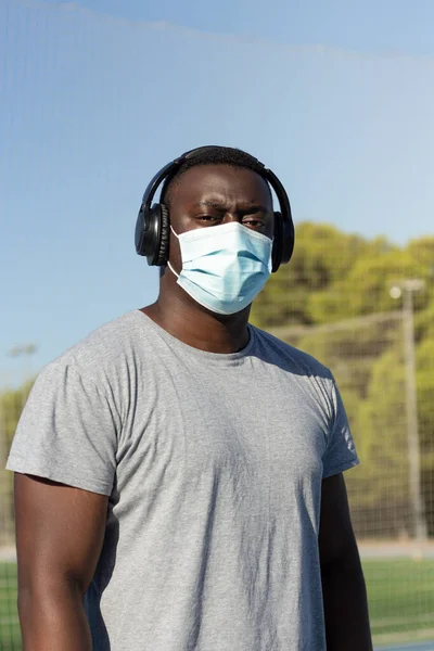 얼굴을 보호하는 마스크를 착용하고 아프리카계 미국인 젊은이의 클로즈업 — 스톡 사진