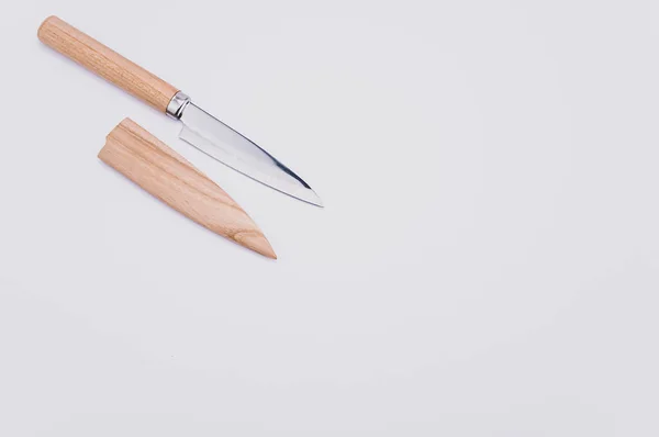 Zbliżenie Noża Kuchennego Osłoną Zabezpieczającą Białym Tle — Zdjęcie stockowe