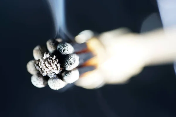 Egy Közeli Felvétel Égő Gyufabotokról Füsttel — Stock Fotó
