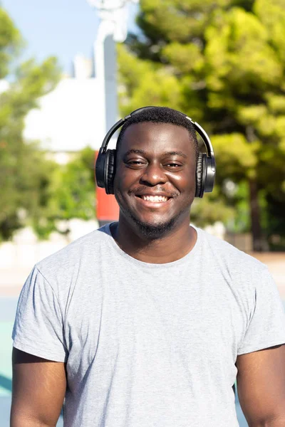 Een Verticaal Schot Van Een Jonge Zwarte Man Glimlachend Tijdens — Stockfoto