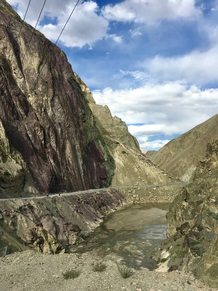 Disparo Vertical Camino Través Montañas Desnudas Ladakh India — Foto de Stock