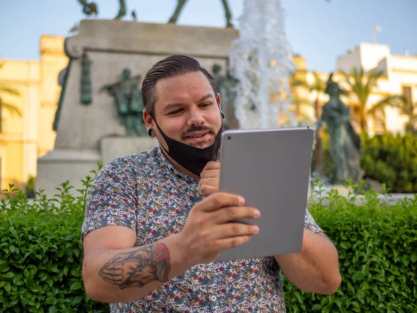 Hombre Bajando Máscara Médica Video Llamando Una Tableta — Foto de Stock