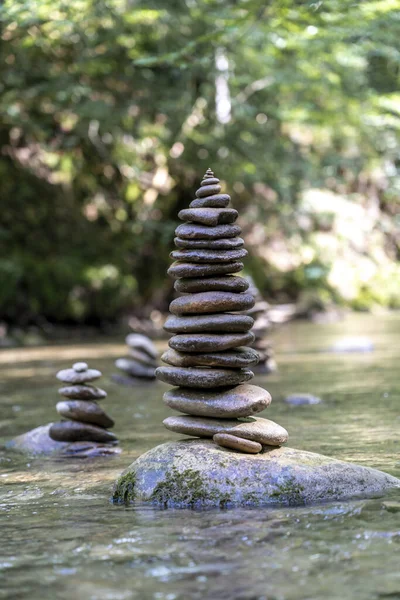 Tiro Vertical Muitas Pirâmides Pedra Equilibradas Uma Água Rio — Fotografia de Stock