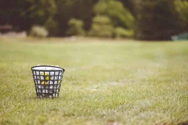 Zbliżenie Fokus Kosz Pełen Piłek Golfowych — Zdjęcie stockowe