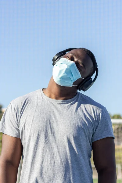 얼굴을 보호하는 마스크를 착용하고 아프리카계 미국인 젊은이의 클로즈업 — 스톡 사진