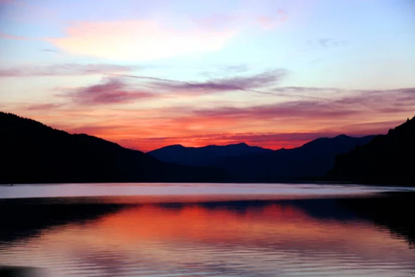 美丽的落日景色笼罩着群山的轮廓 — 图库照片