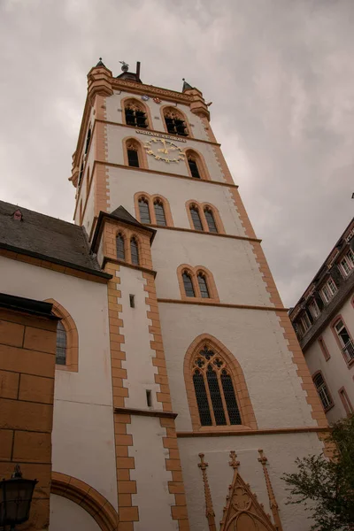 Ett Lågvinkelfoto Sankt Gangolfs Kyrktorn Trier Tyskland — Stockfoto