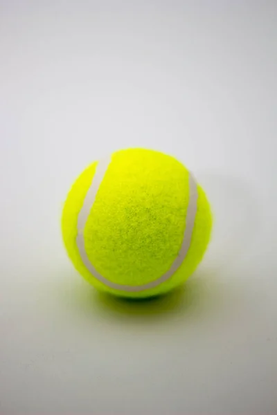 Вертикальний Знімок Тенісного Яча Білому Тлі — стокове фото
