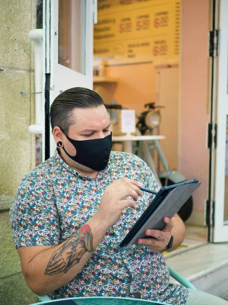 Una Toma Vertical Hombre Con Una Máscara Médica Usando Una — Foto de Stock