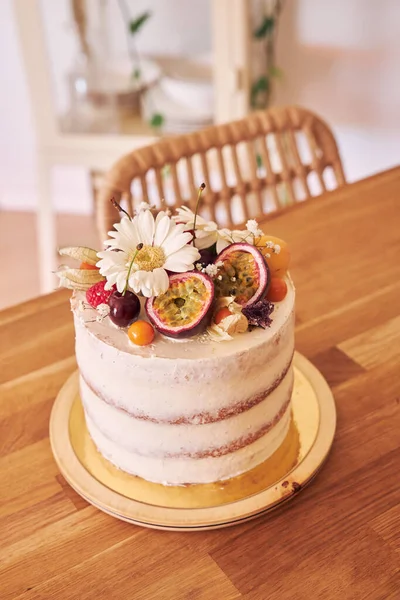 Enfoque Selectivo Deliciosa Torta Decorativa Una Mesa Marrón — Foto de Stock