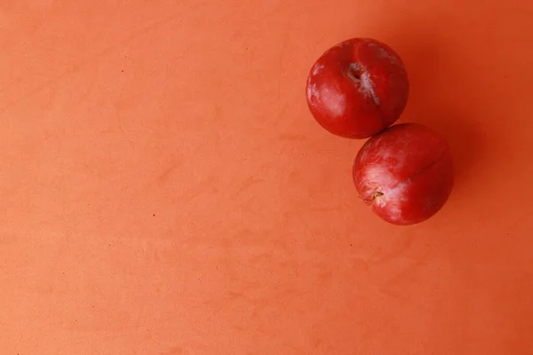 Uma Vista Superior Deliciosas Ameixas Vermelhas Fundo Laranja — Fotografia de Stock